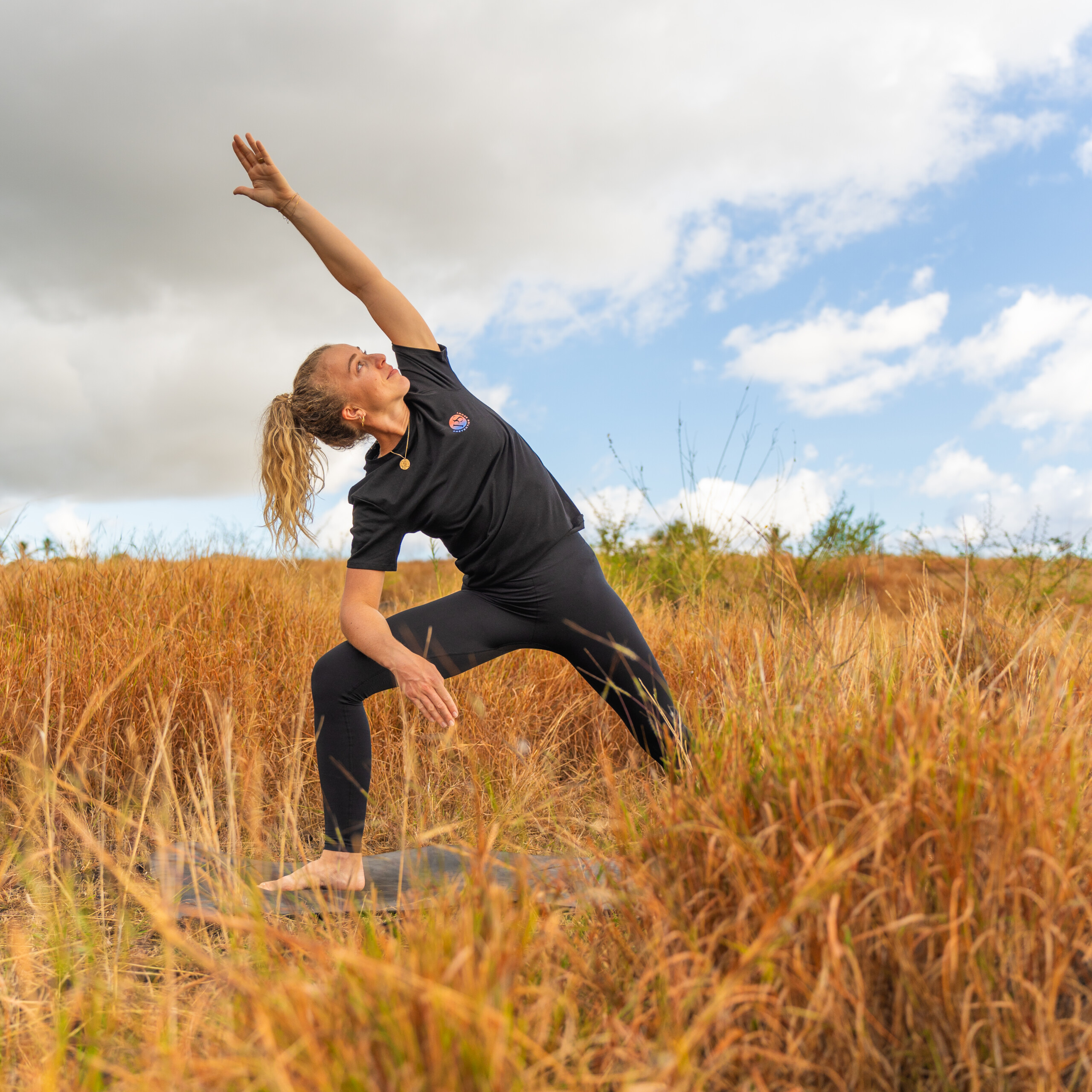 Posture Yoga éléa Savanah ciel nuage et bleu
