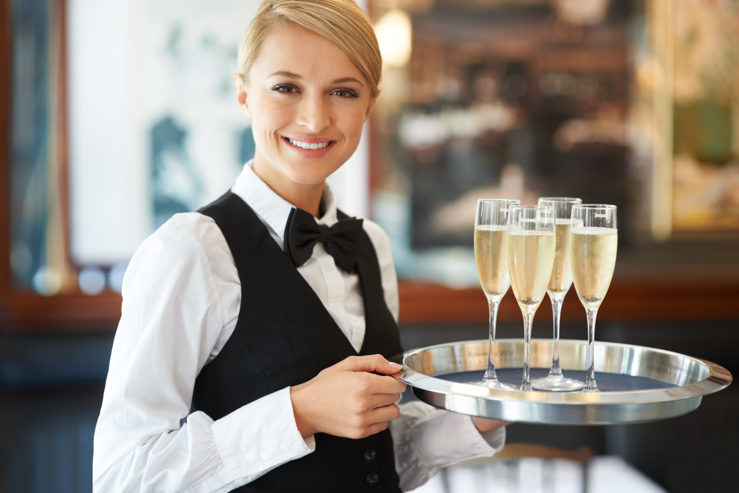 serveuse contente de travailler