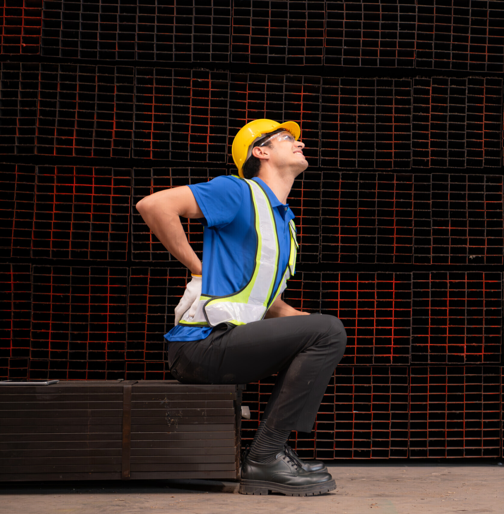ouvrier manutentionnaire qui souffre, qui a mal au travail